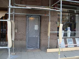 Blästring av stensockel i samband med fasadrenovering