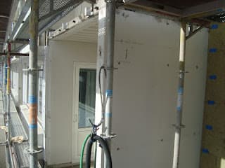 Blästring av balkongskärmar på ett punkthus i Södertälje