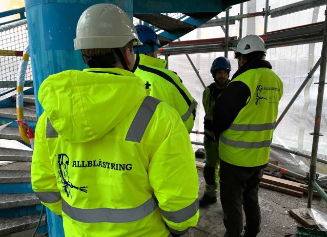 Fyra arbetare har möte vid renoveringen av Arenabron