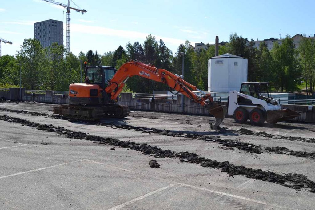 Orange grävskopa i arbete för en av Riksbyggens Bostadsrättsföreningar i Vendelsö