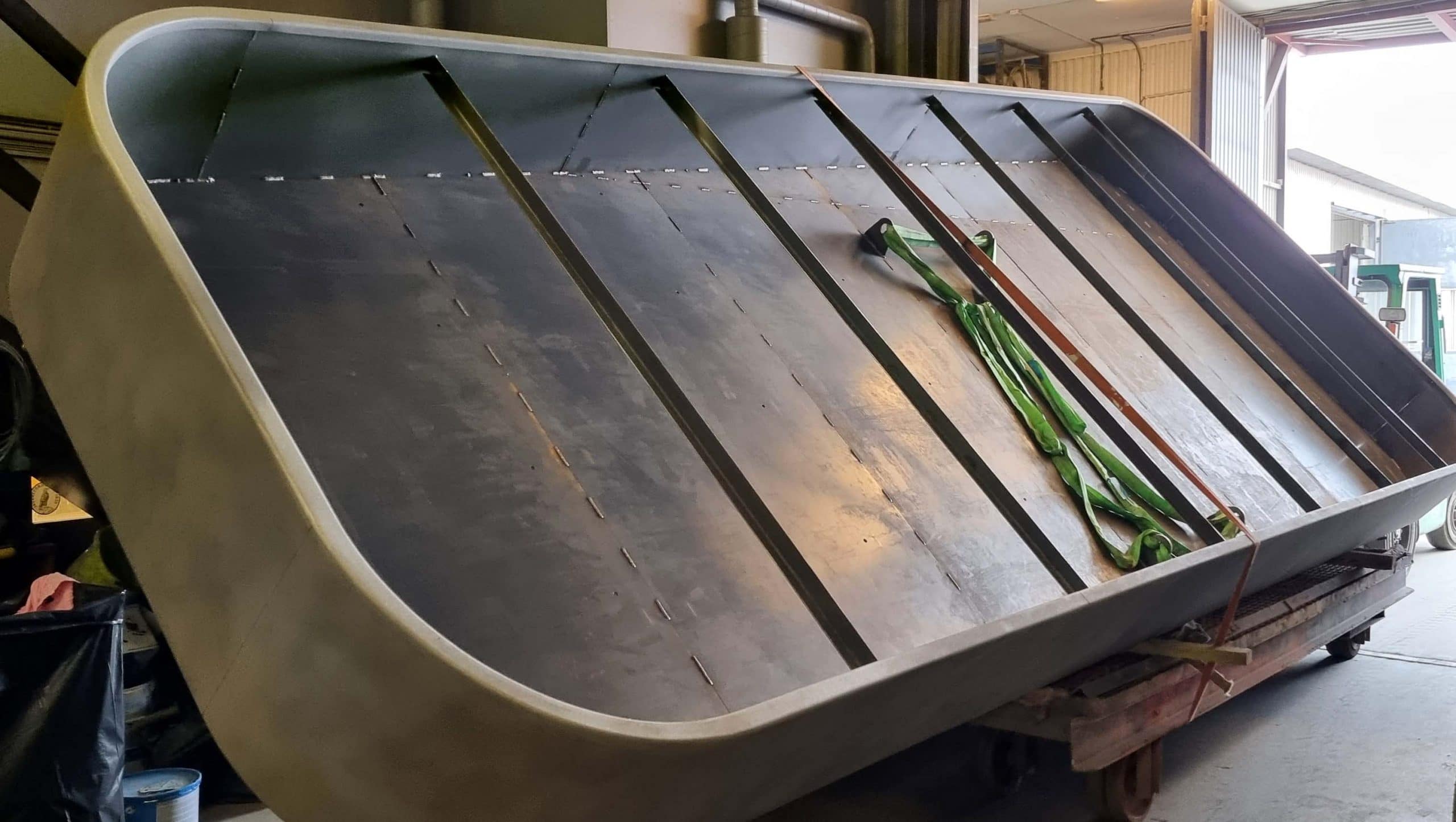 Blästring av stora blomlådor för rostig yta