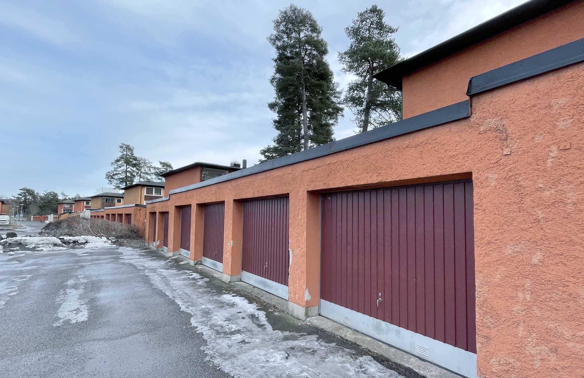 Färgborttagning på garage genom blästring 