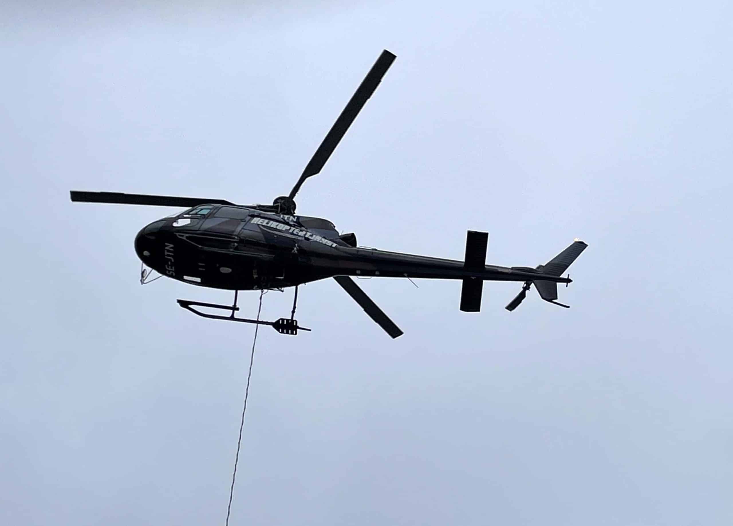 Helikopterlyft med byggmaterial