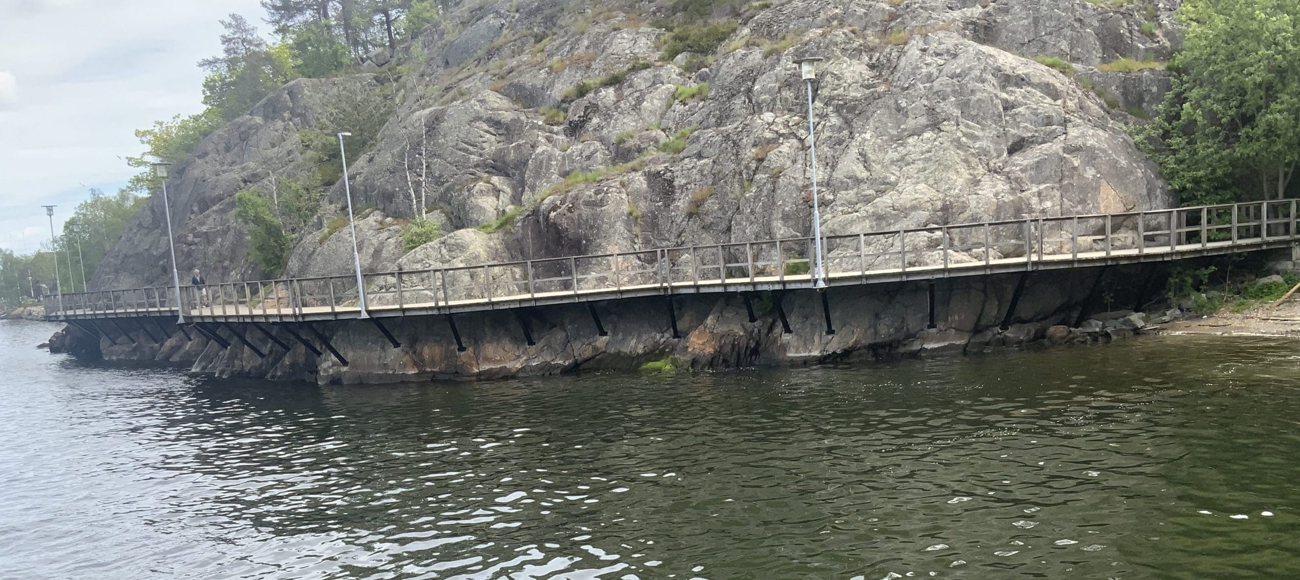 Hetvattentvätt, rostknackning, blästring och målning på gångbro