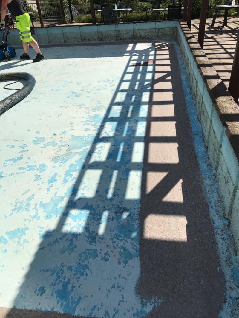 Slungblästring av golv i simbassäng