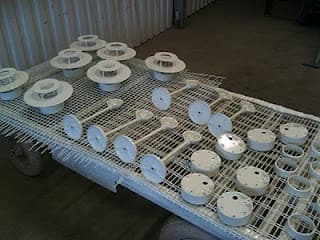 Finblästring och lackering av vägglampor, Louis Poulsen