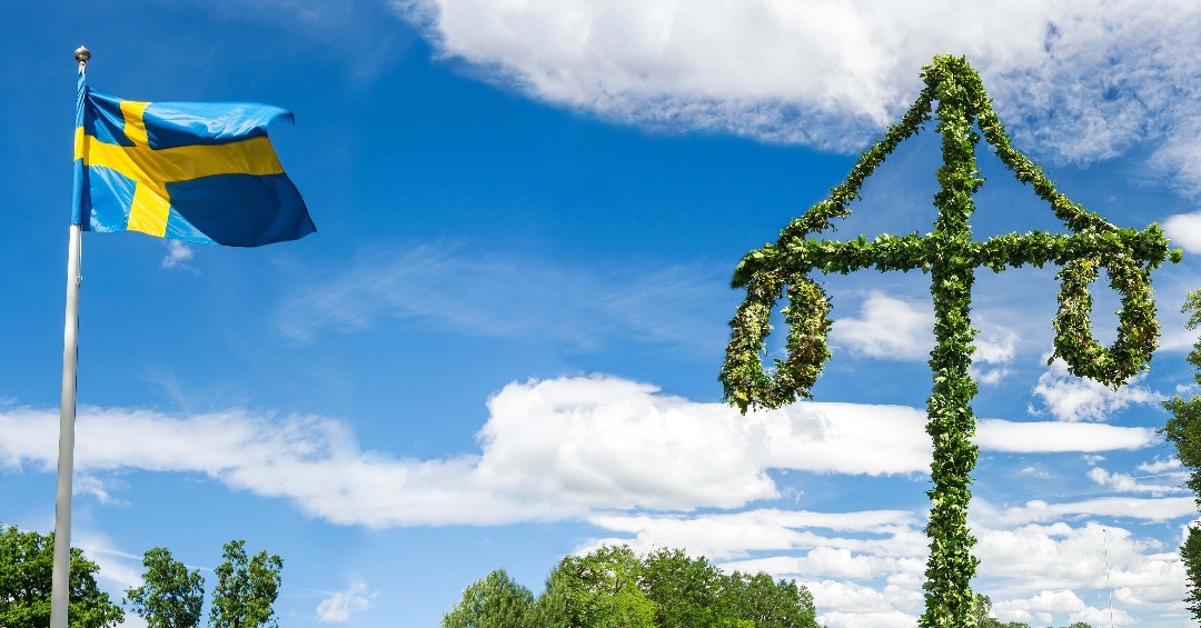 En riktigt solig, härlig och glad midsommar önskar vi dig!