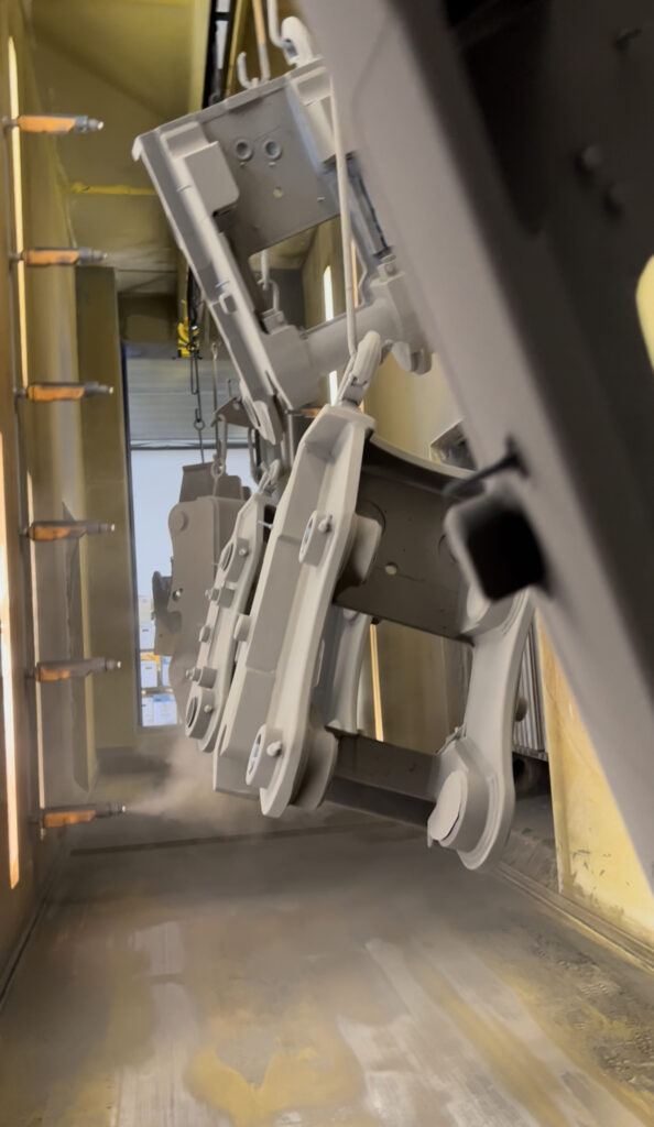 OilQuicks industriprodukter i flödet för behandling i pulverlinan hos Gilack.
