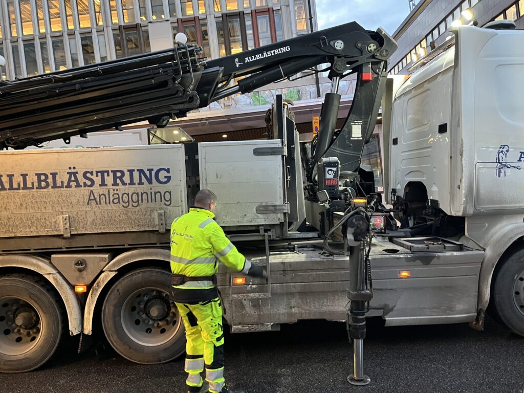 Möt Magnus Gullgren, kranbilschaufför på Allblästring