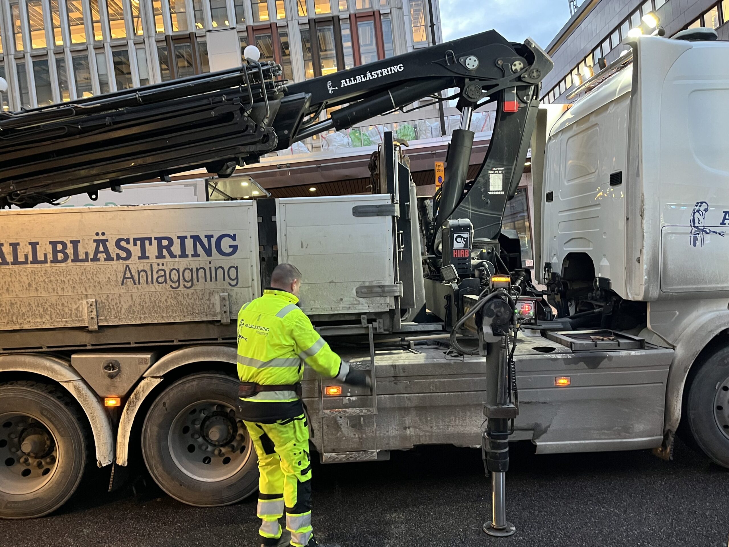 Möt Magnus Gullgren, kranbilschaufför på Allblästring
